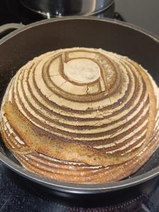 Ein selbstgebackenes Brot mit dem Logo der BRANDCODE GmbH.